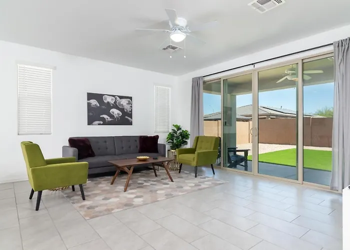 Holiday home Stylish & Bright Gem ~ King/queen Beds ~ Backyard!