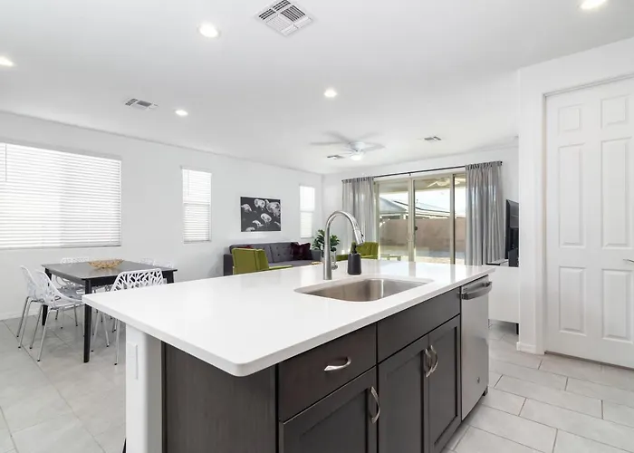 Stylish & Bright Gem ~ King/queen Beds ~ Backyard! Casa Grande