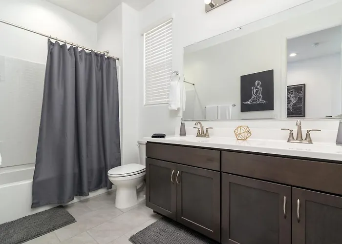 Stylish & Bright Gem ~ King/queen Beds ~ Backyard! * Casa Grande