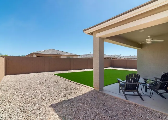 Stylish & Bright Gem ~ King/queen Beds ~ Backyard! *